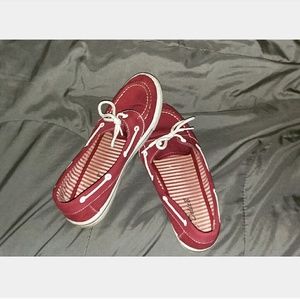 Maroon low-top laced flats